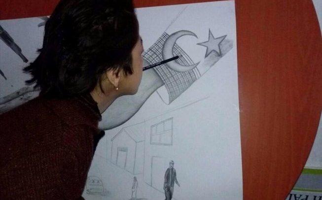 فتاة أفغانية من ذوي الاحتياجات الخاصة ترسم بفمها لتعبر عن حبها لأردوغان