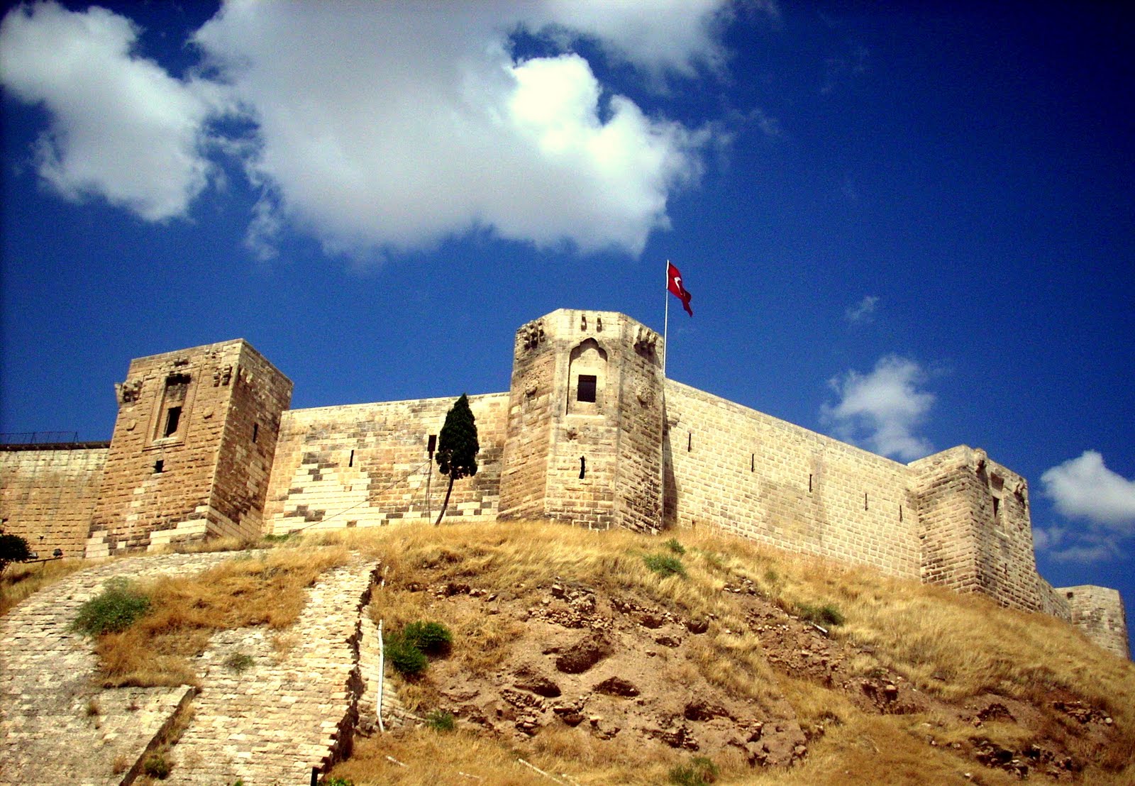 قلعة "غازي عنتاب" ..نسخة طبق الأصل عن "قلعة حلب" تركيا بالعربي
