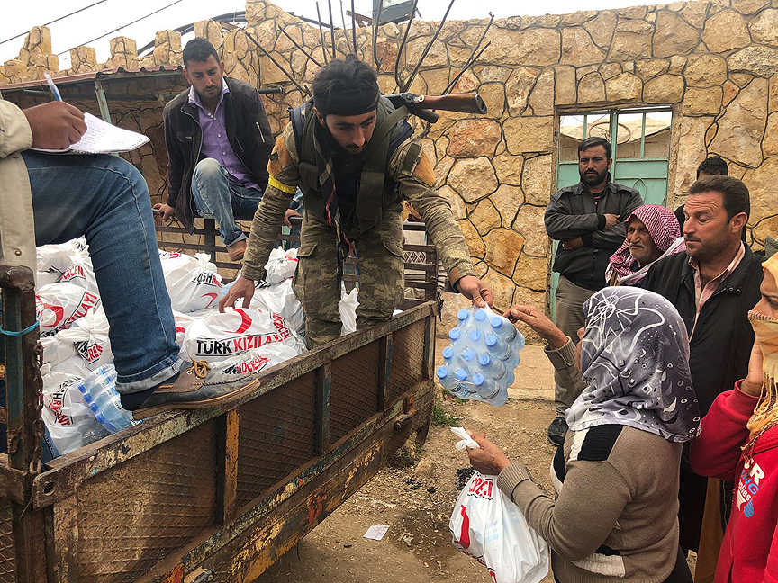 الهلال الأحمر التركي يضمّد جراح مدنيي قرى عفرين المحررة