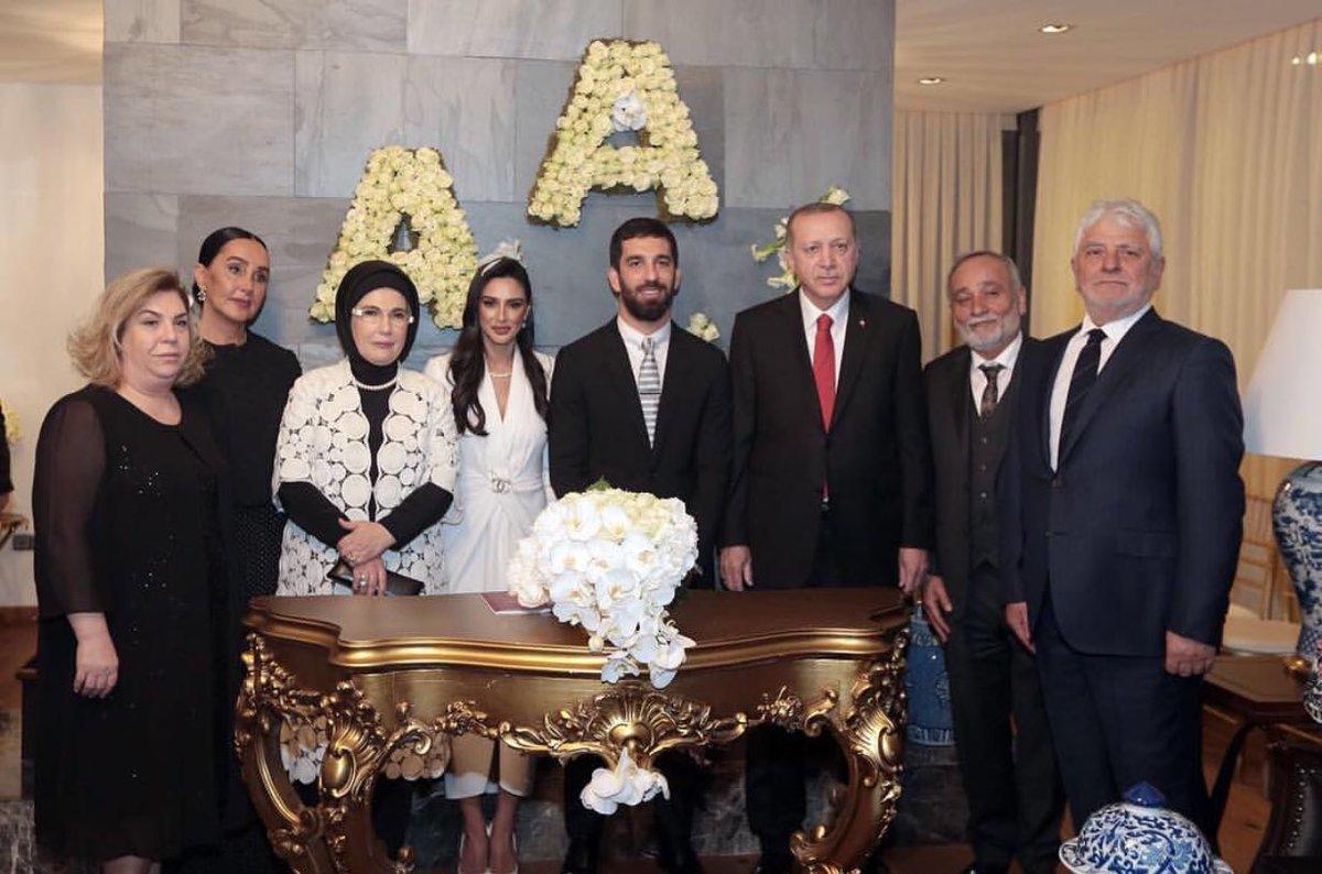 أردوغان يشارك في حفل زفاف لاعب برشلونة التركي أردا توران (صور)