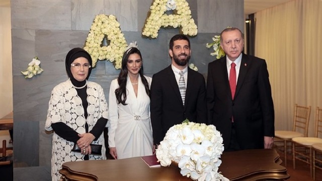 أردوغان يشارك في حفل زفاف لاعب برشلونة التركي أردا توران (صور)