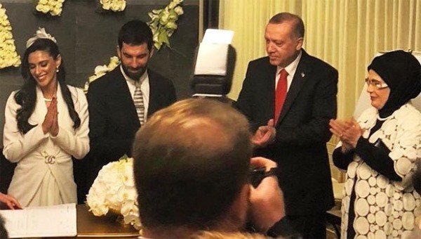 أردوغان يشارك في حفل زفاف لاعب برشلونة التركي أردا توران