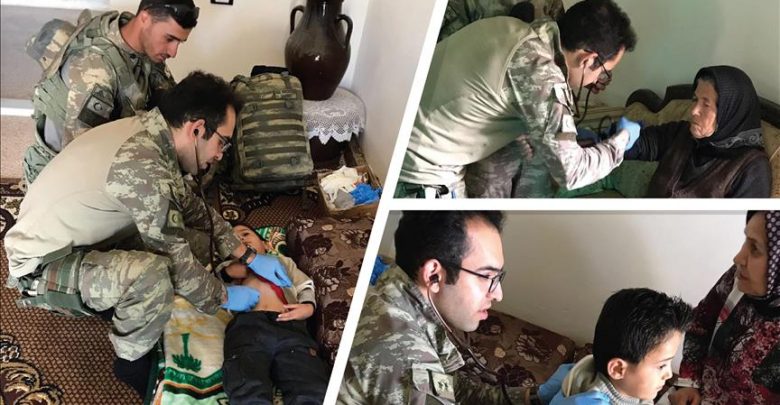 الجنود الأتراك في سوريا يد على الزناد للعدو ويد لمداواة المدنيين الأبرياء
