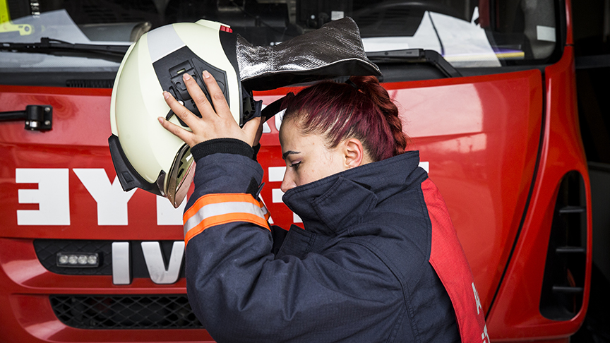 امرأة الإطفاء الوحيدة في أنقرة تدعو النساء لمزاولة كافة المهن دون تردد