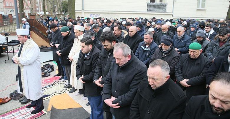 بحضور السفير التركي، إقامة صلاة الجمعة بجوار مسجد أحرقه الإرهابيون في برلين