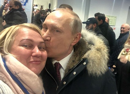 بوتين يقبل فتاة