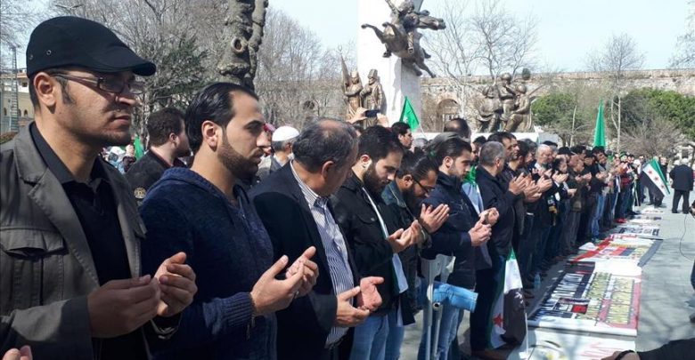 عرب وأتراك يؤدون صلاة الغائب على أرواح ضحايا الغوطة الشرقية في اسطنبول