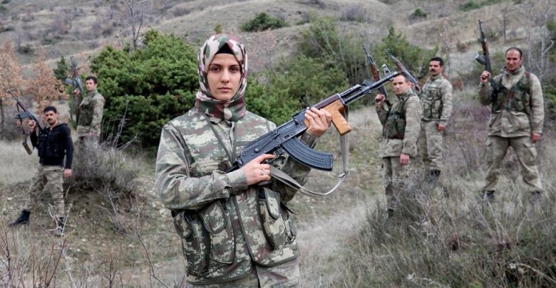 فتاة تركيّة لم يمنعها الحجاب من الدفاع عن وطنها ومحاربة التنظيمات الإجرامية (صور)