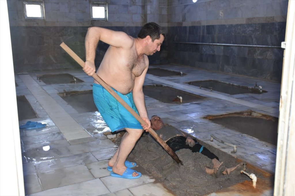 لتسكين آلام الروماتيزم.. إليك حمامات الطين الساخن غربي تركيا