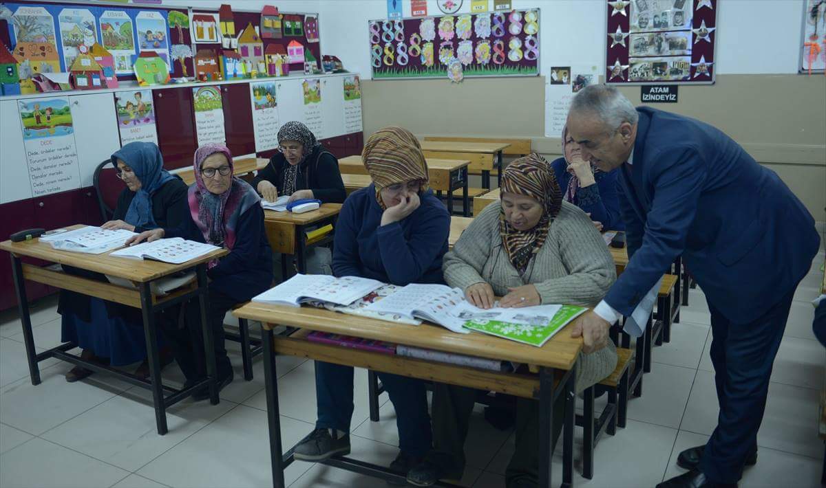 مسنّة تركية تتعلم القراءة والكتابة بعد إتمام بناتها العشر تعليمهن