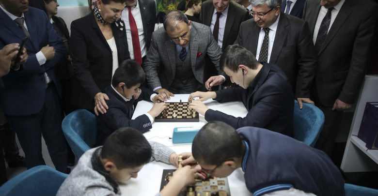 مشروع الأيدي الناظرة لتعليم المكفوفين الشطرنج في تركيا