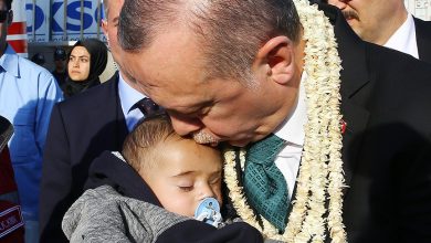 أردوغان يستقبل الرضيع كريم فور وصوله إلى تركيا