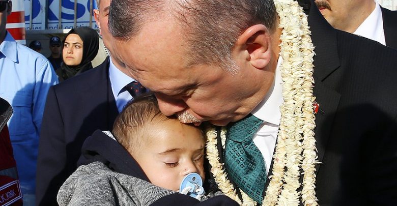 أردوغان يستقبل الرضيع كريم فور وصوله إلى تركيا