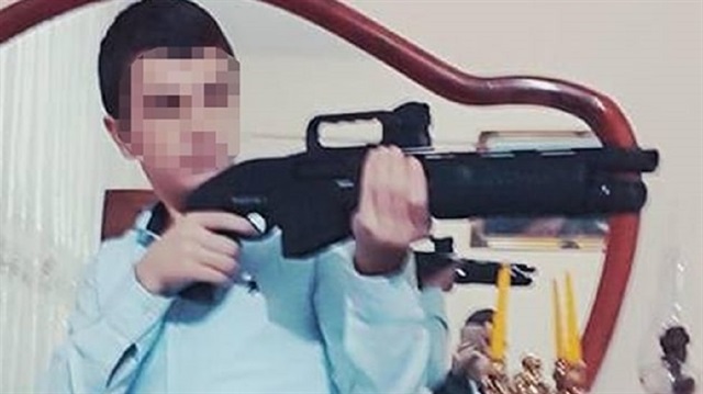 طالب ثانوي يقتل صديقه بسلاح رشاش بالخطأ في المنزل