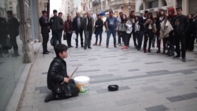 طفل سوري يعزف