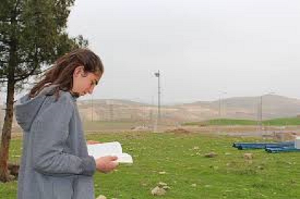 طفلة تركية كانت تقرأ الكتب وهي ترعى الغنم