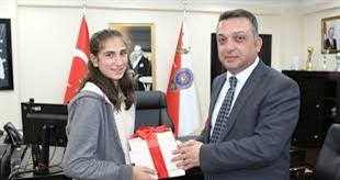 طفلة تركية كانت تقرأ الكتب وهي ترعى الغنم