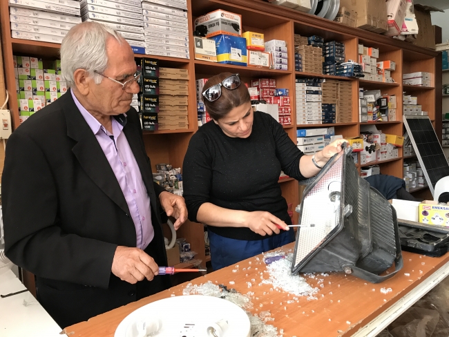 فنية كهرباء