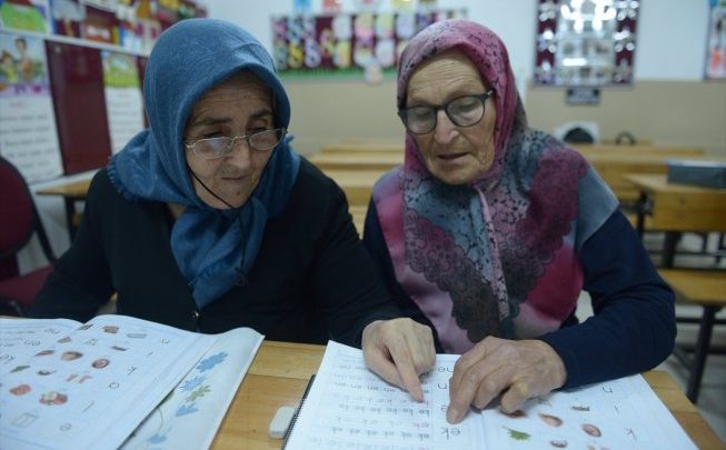 مسنة تركية تتعلم القراءة