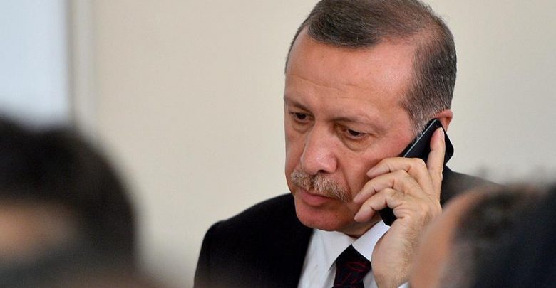 أردوغان يتحدث بالهاتف