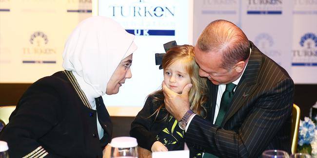 رجب طيب أردوغان مع طفلة