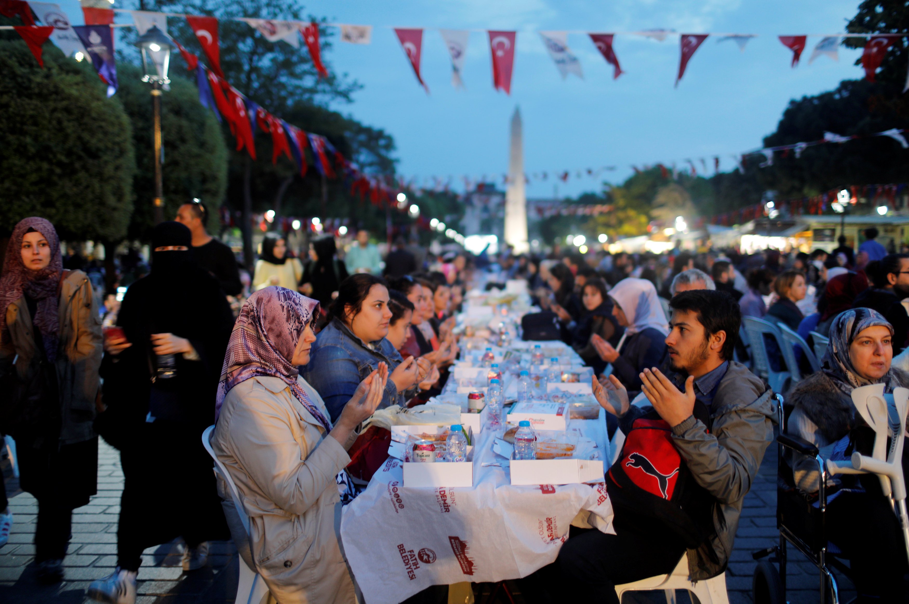 صور في تركيا خيم رمضان