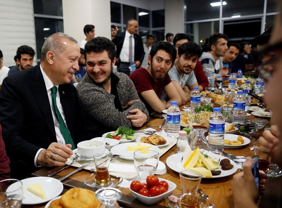 أردوغان يتناول السحور 4