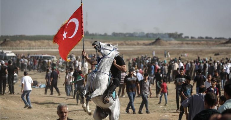 فلسطيني يرفع العلم التركي