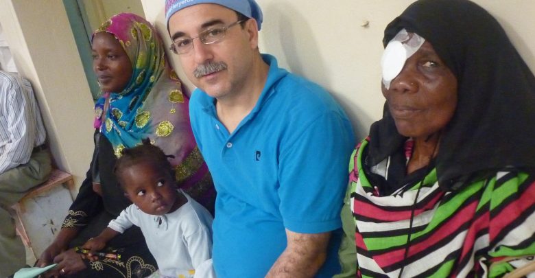 طبيب تركي ينير الطريق لألفي مكفوف إفريقي