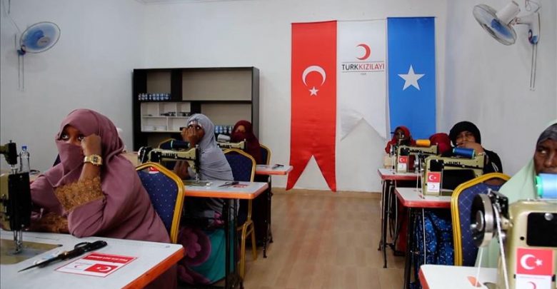 الهلال الأحمر التركي يدشن معمل خياطة لتعليم السجينات في مقديشو