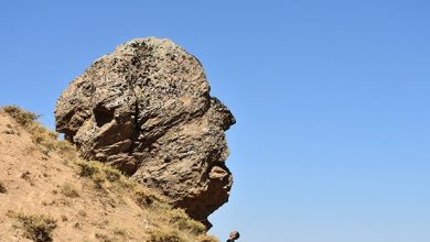 صخرة برأس إنسان في تركي