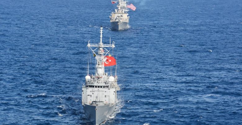 سفينة حربية تركية و أميركية