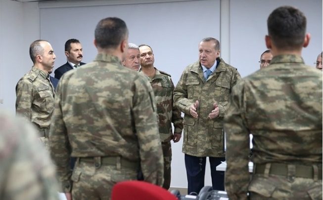 أردوغان بالبذلة العسكرية