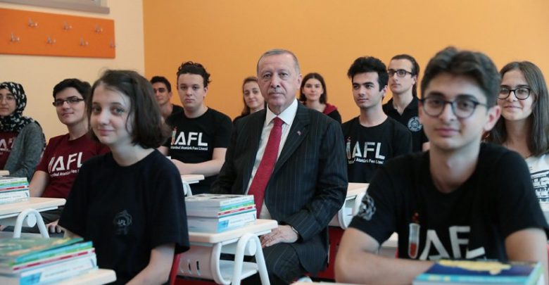 أردوغان بين الطلاب