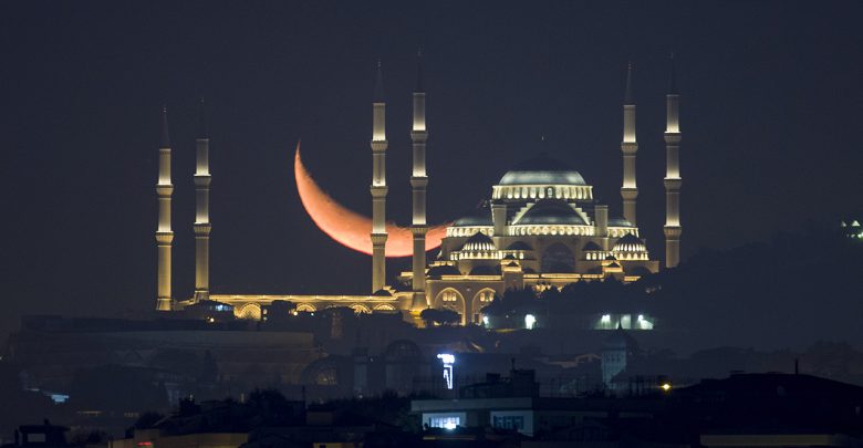 İstanbul’da akşam saatlerinde beliren hilal, Büyük Çamlıca